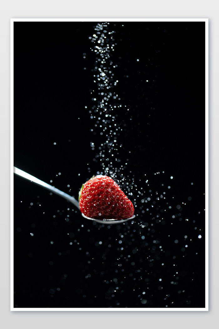 暗色调新鲜草莓水果创意摄影图片