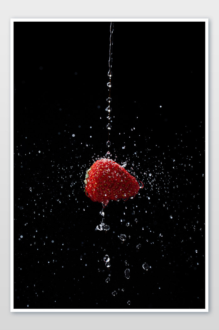 水灵灵的新鲜草莓水果创意摄影图片