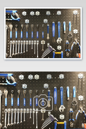 工业文明建筑五金工具陈列摆放摄影图