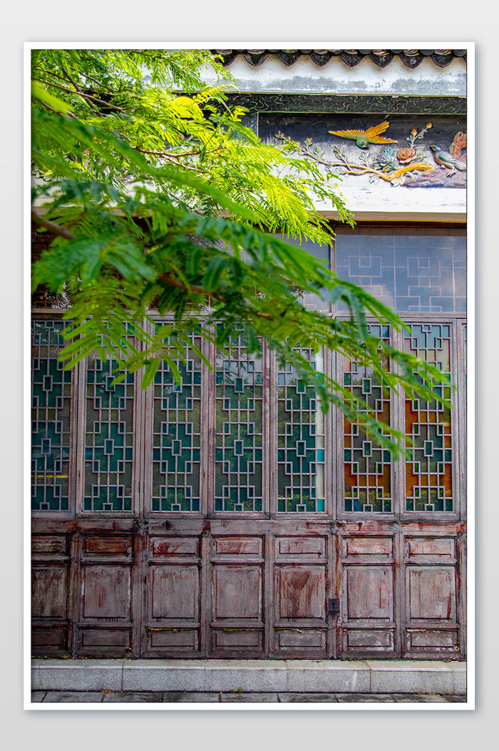 岭南文化木质门窗雕刻横梁建筑摄影图图片