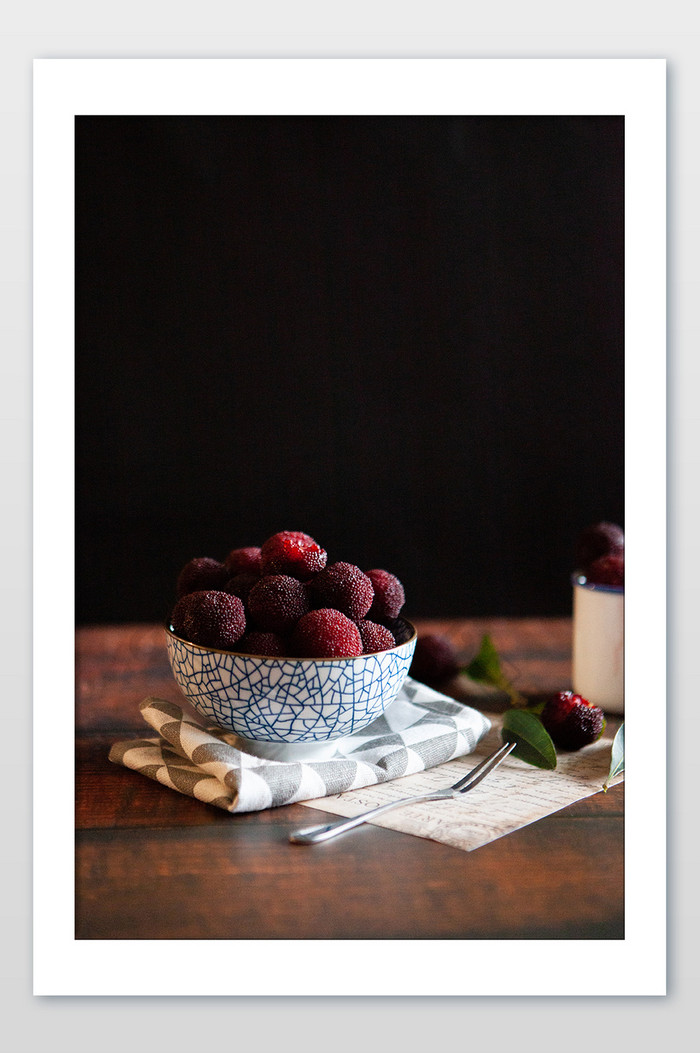 水果营养摆拍玻璃杯复古美食黑炭杨梅摄影图图片图片
