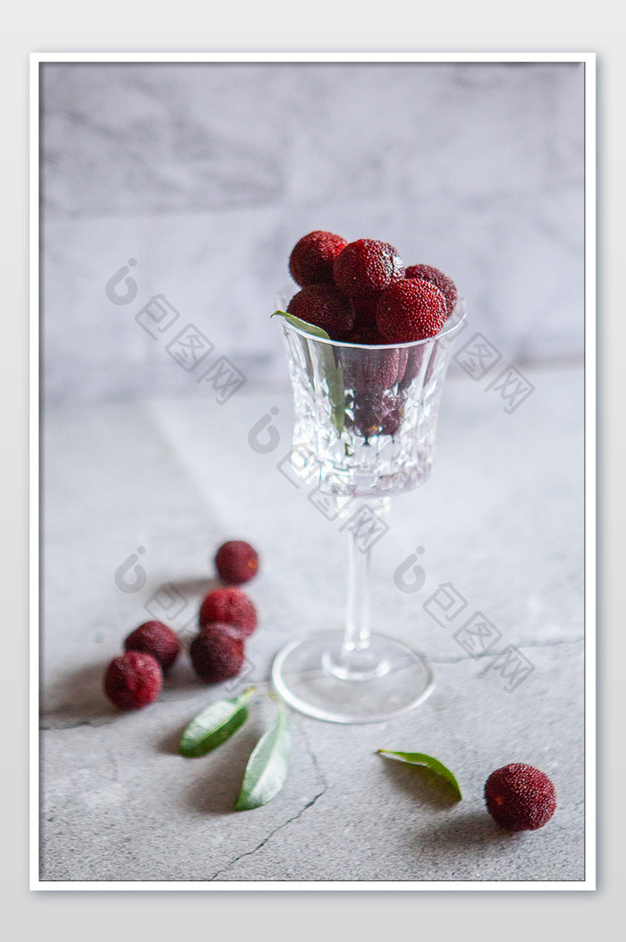 摆拍黑炭杨梅特写营养水果美食玻璃杯摄影图