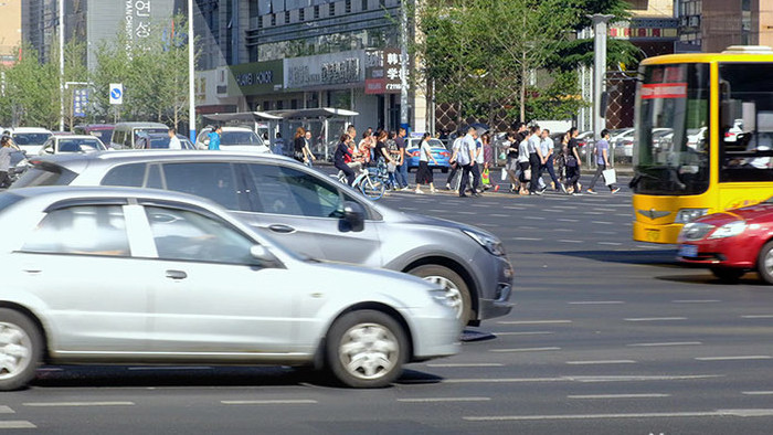 城市路口早高峰的车流行人及慢行道