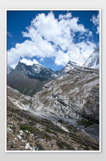 藏区风景巍峨雪山蓝天白云摄影图片