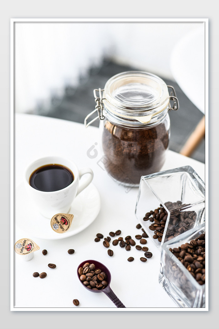 北欧INS风手工咖啡洒落的咖啡豆片图片