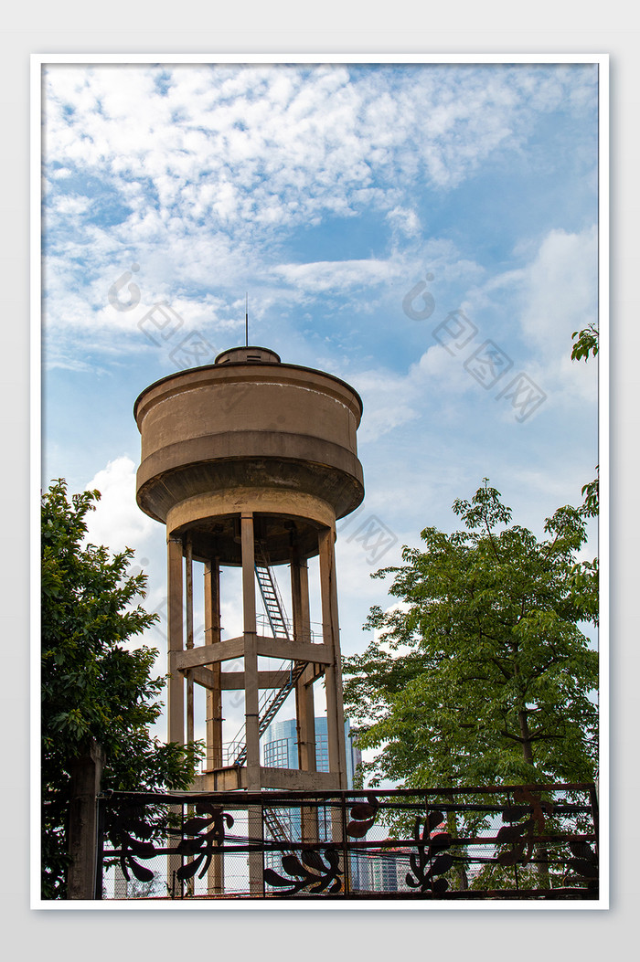 工业用水储水塔工业建设水塔摄影图