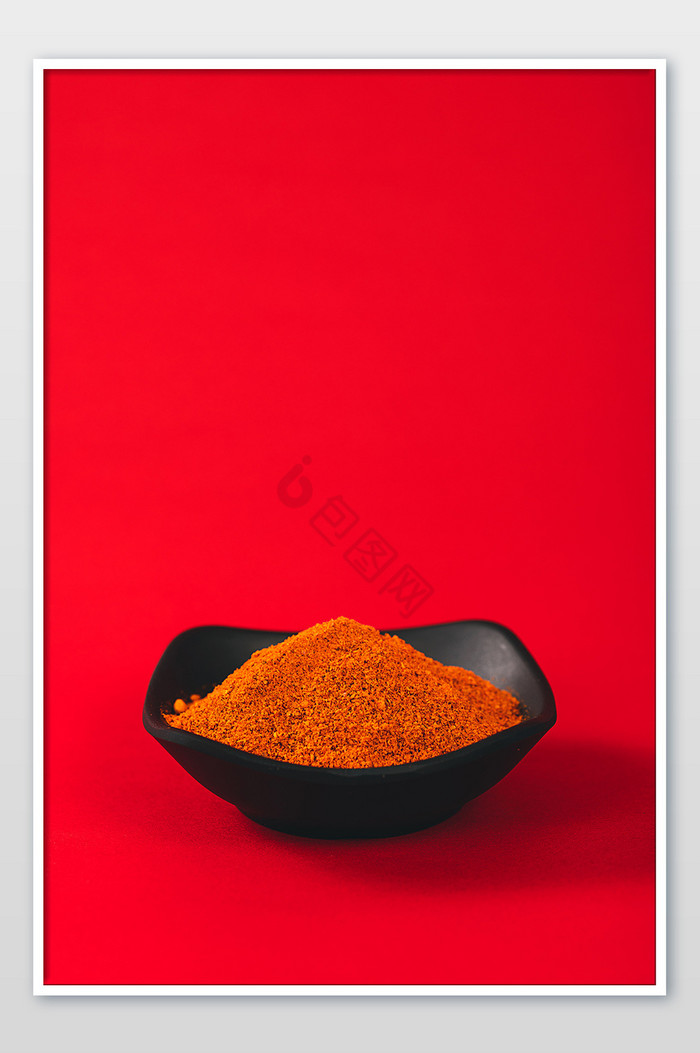 红背景黑餐具一碗辣椒面图片