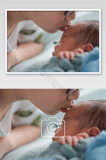 新生儿幼儿儿童妈妈亲吻额头创意写真图片