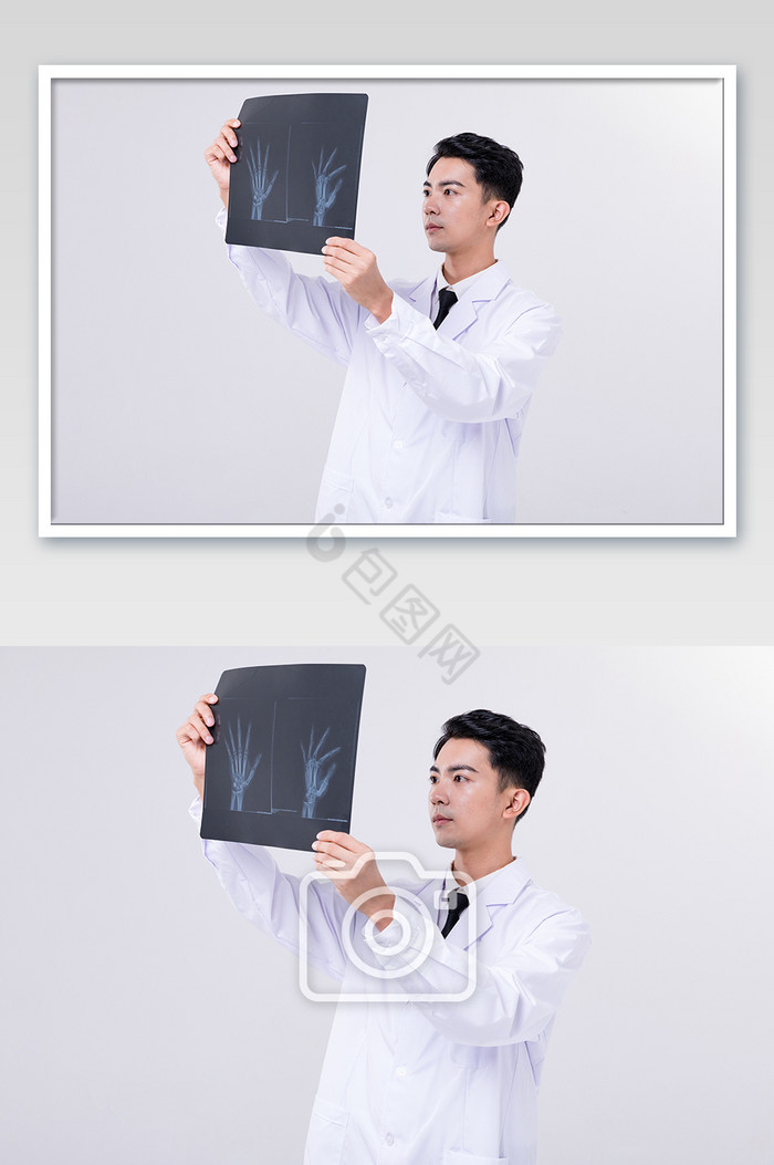 医生手拿X光片摄影图片