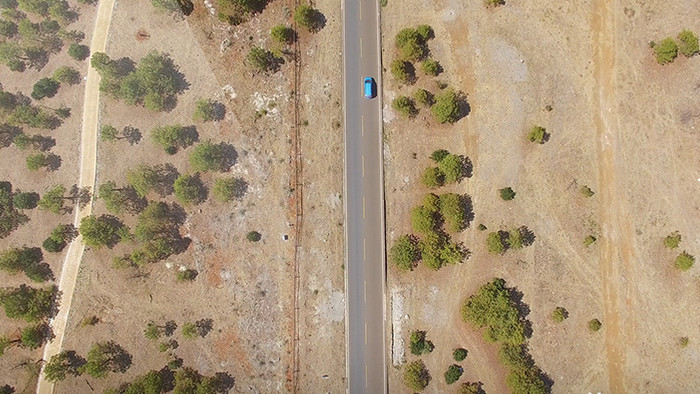 4k高清航拍沙漠上的公路汽车