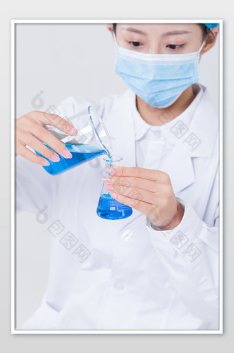 研究人员使用烧杯烧瓶做化学试验图片