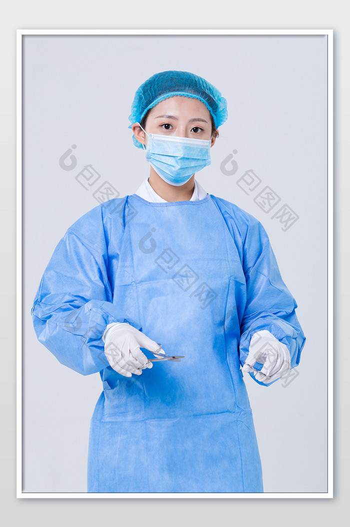 身穿蓝色手术服的女性医生