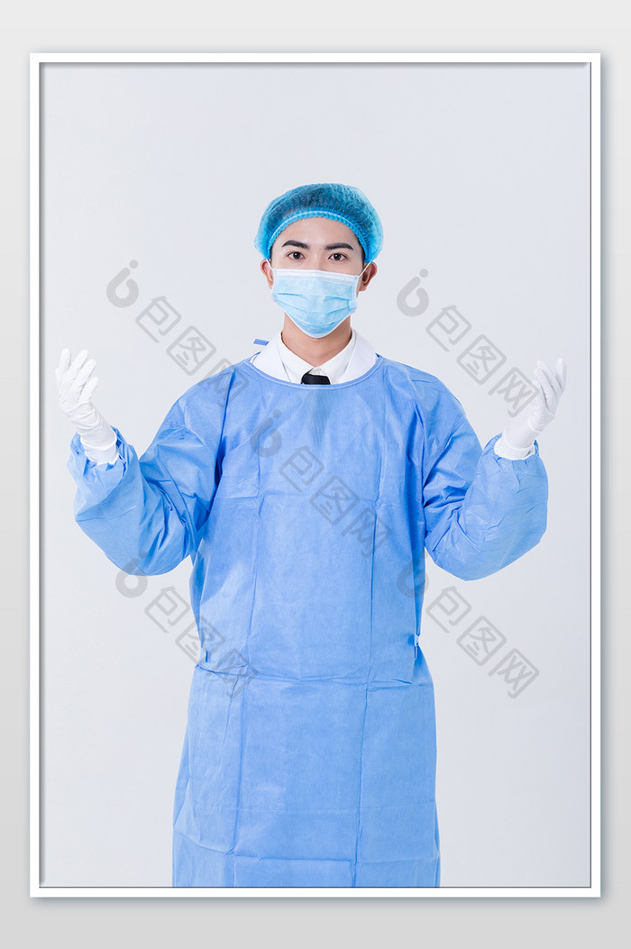 身穿蓝色手术服的男外科医生