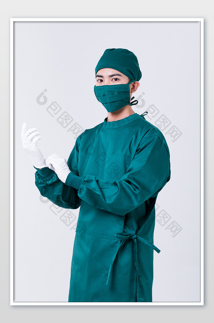 正在戴手套的外科医生摄影图片图片