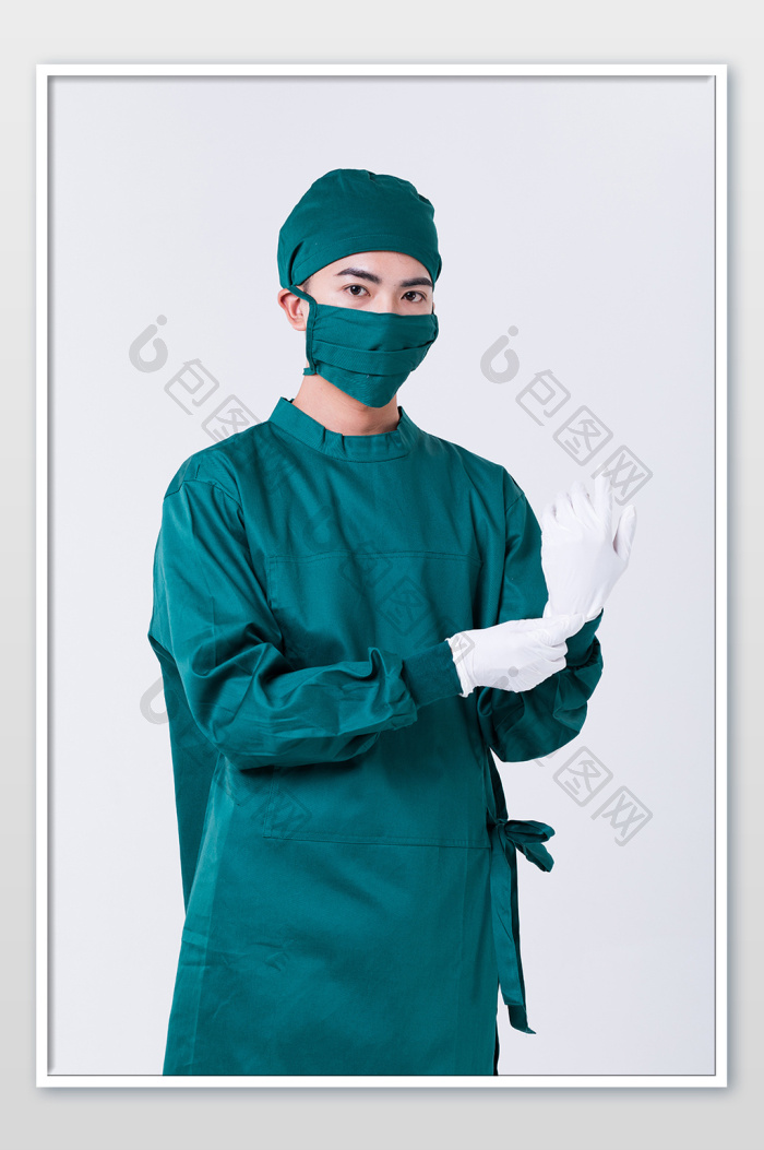 医生穿绿色手术服戴手套动作图片-包图网