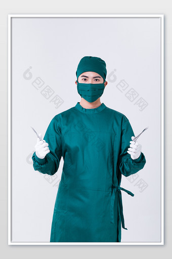 男性外科手术医生拿着剪刀摄影图片