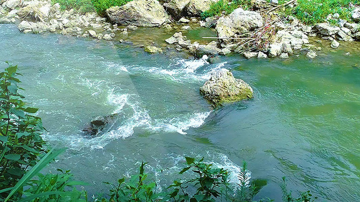 慢动作拍摄河水运动