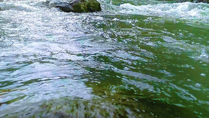 慢动作拍摄清澈的河水