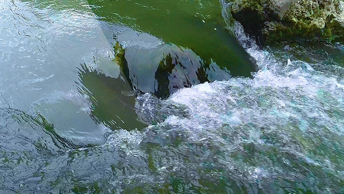 慢动作拍摄湍急的河水