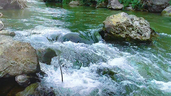慢动作拍摄青绿色河水