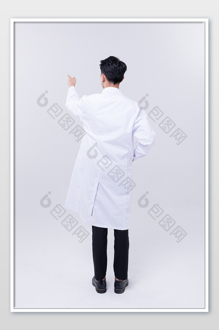 男医生单手插兜手指白板背影摄影图片