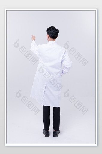 男医生单手插兜手指白板背影摄影图片