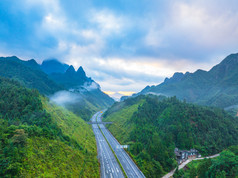 平南北帝山马路云海山脉航拍视角图片