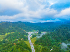 广西北帝山高速公路多云流云清晨摄影图