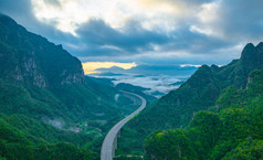 广西北帝山马路山谷宁静傍晚图片素材