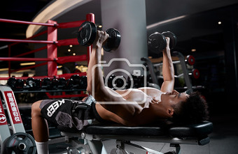 健身房运动跑步减肥增肌男生躺举哑铃宣传图图片