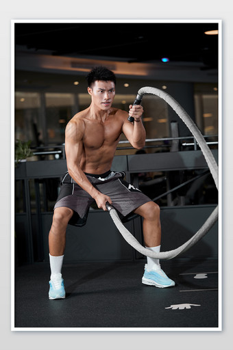 健身房运动男生战绳练习宣传图图片
