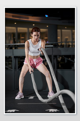 健身房运动女生战绳力量训练竖图图