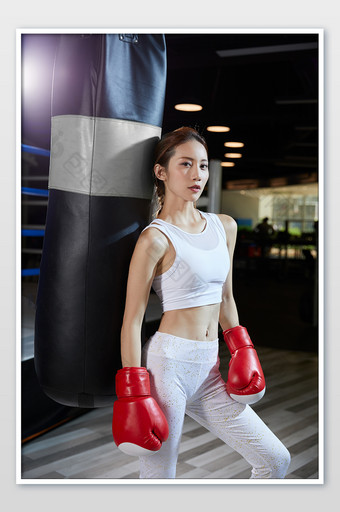 健身房运动女生背靠沙包帅气宣传图图片