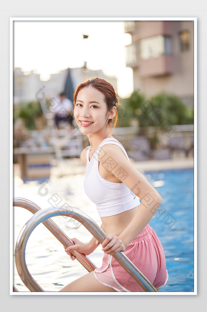 健身房运动女生甜美阳光游泳池宣传图