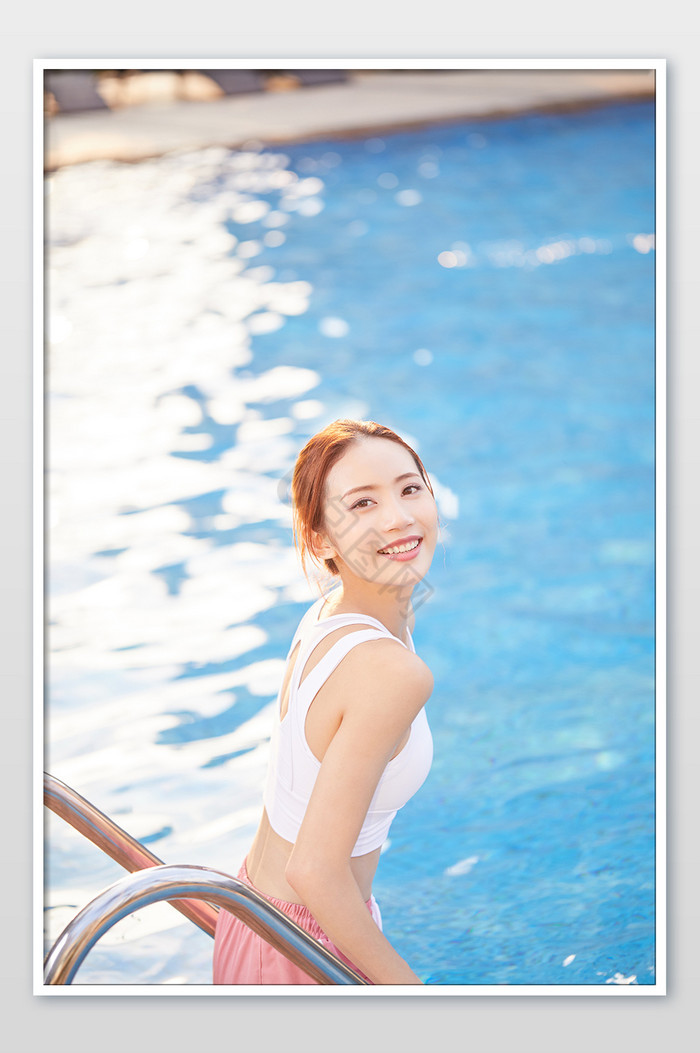 健身房运动清新游泳池边的阳光美女宣传图图片