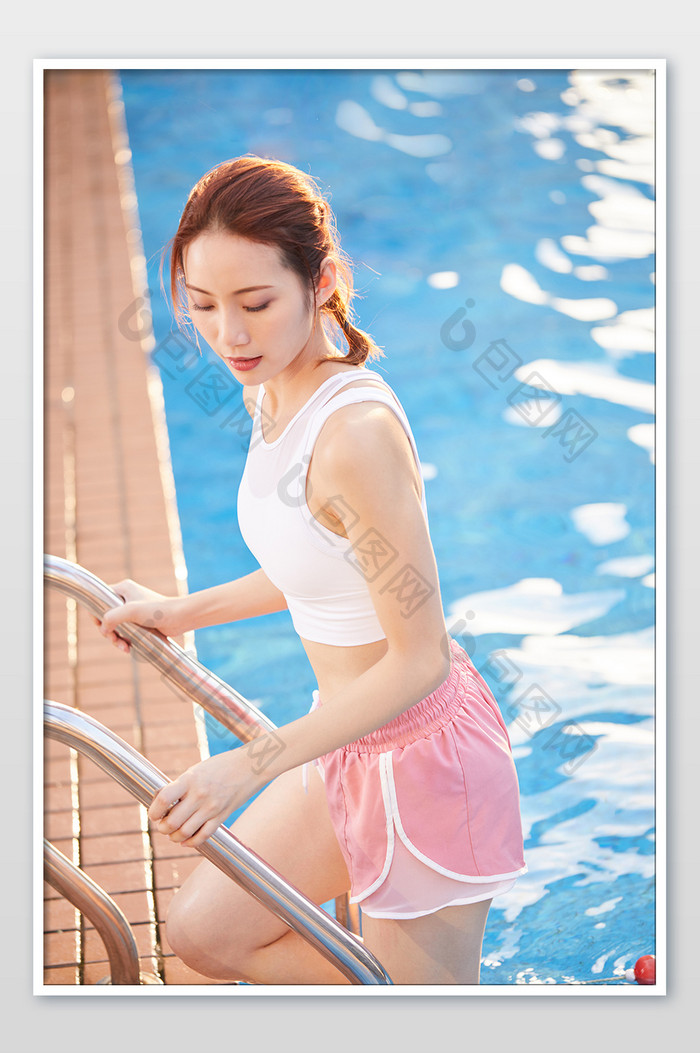 健身房运动健康阳光美女泳池宣传图