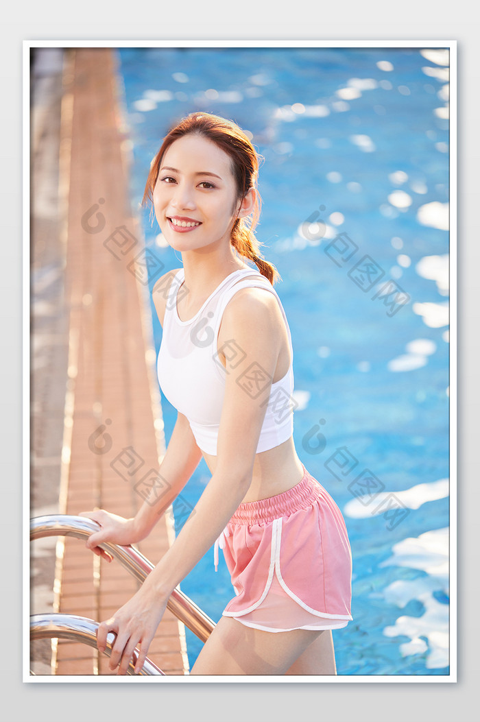 健身房运动游泳池旁的阳光美女甜美宣传图