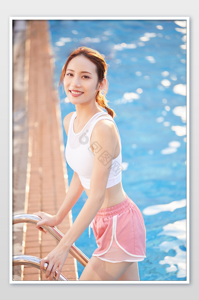 健身房运动游泳池旁的阳光美女甜美宣传图图片