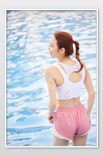 健身房运动游泳池阳光治愈系美女清新宣传图图片