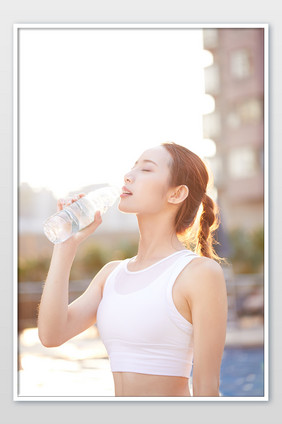健身房运动泳池旁喝水的阳光美女宣传图