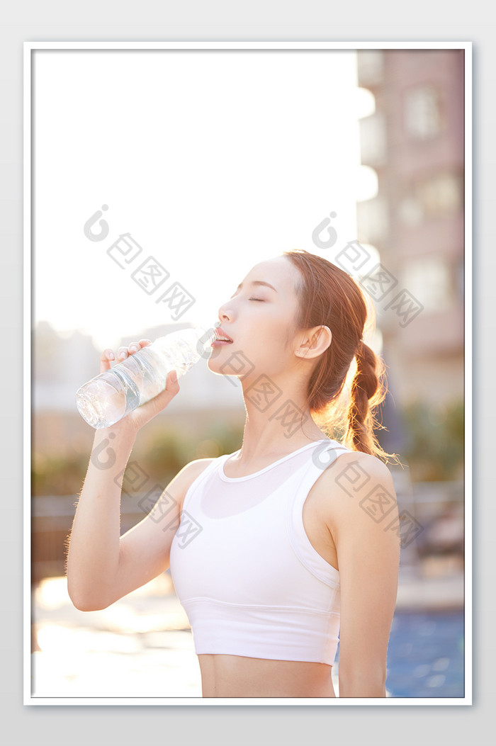 健身房运动泳池旁喝水的阳光美女宣传图