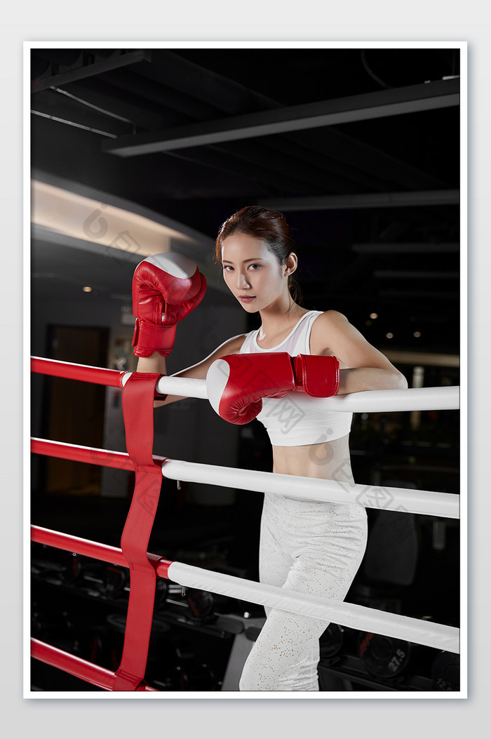 健身房运动女生拳击练习帅气姿势宣传图