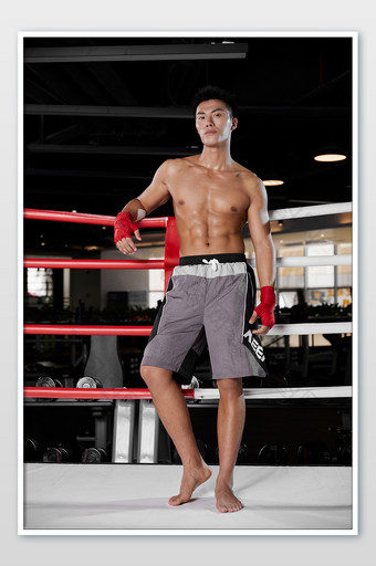 健身房运动男生背靠拳击栏杆正面全身宣传图图片