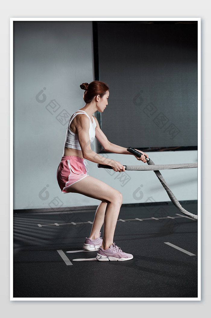 健身房运动女生战绳练习竖图海报宣传图