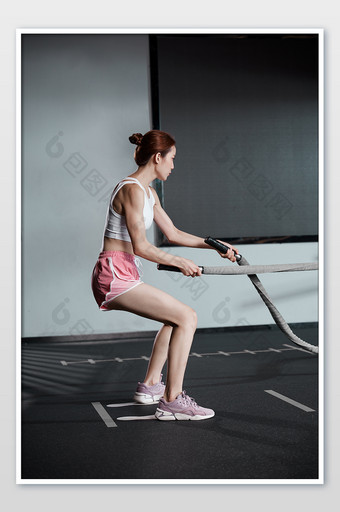 健身房运动女生战绳练习竖图海报宣传图图片