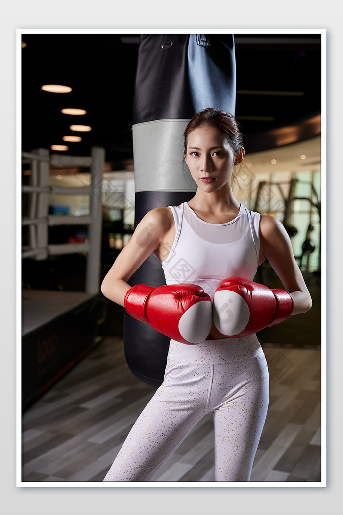 健身房运动女生拳击练习肌肉线条宣传图