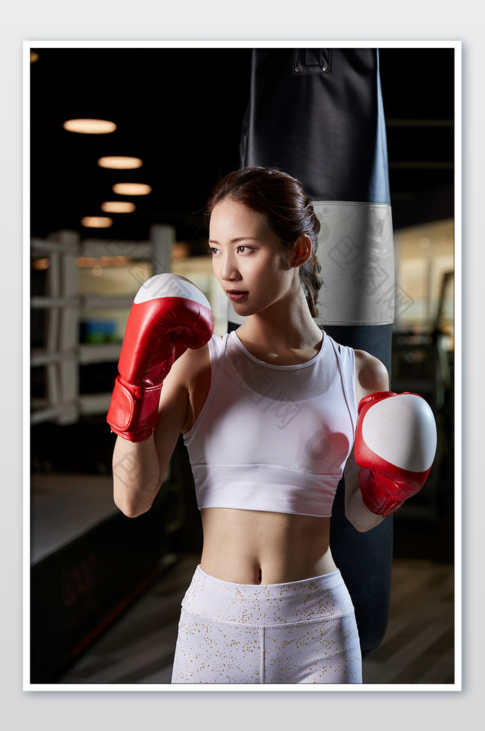 健身房运动女生练习拳击半身宣传图