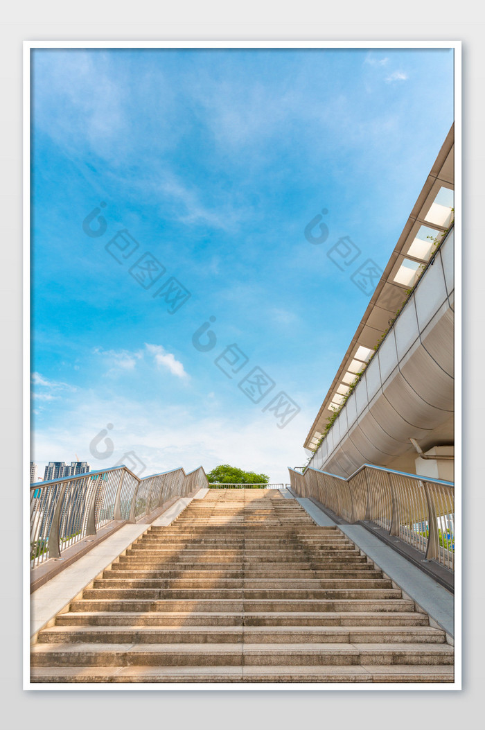 蓝天下大气人行楼梯素材图片图片