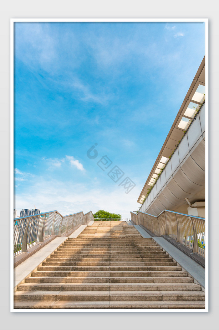 蓝天下大气人行楼梯素材图片