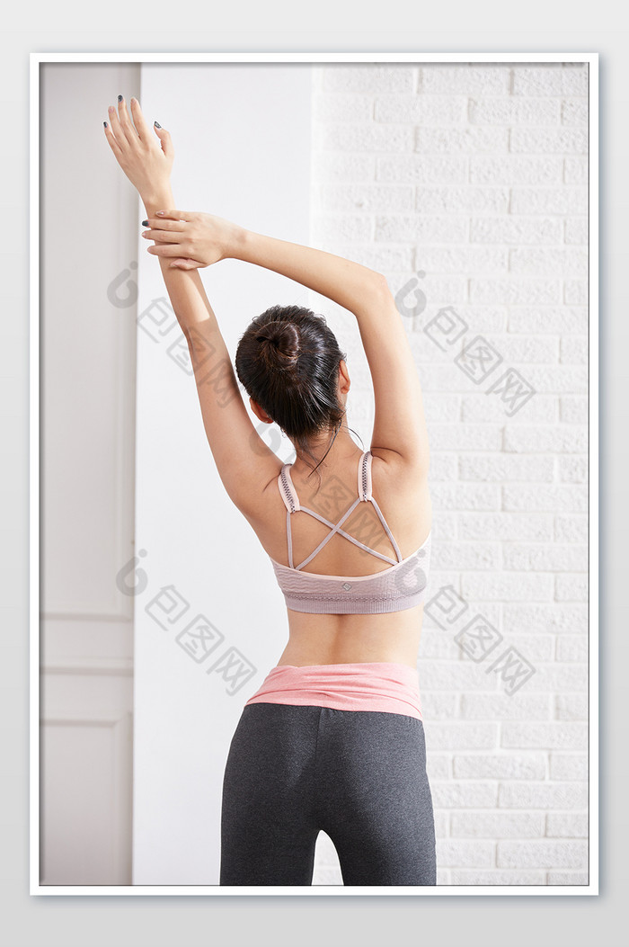 瑜伽健身普拉提女性背影拉伸图片图片